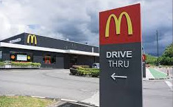麦当劳为其“得来速”汽车餐厅的点餐过程配备人工智能